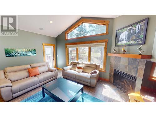 7309 Copperhorn Drive Drive, Radium Hot Springs, BC - Indoor Photo Showing Living Room With Fireplace