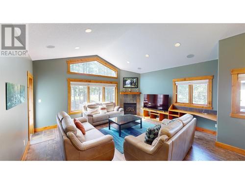 7309 Copperhorn Drive Drive, Radium Hot Springs, BC - Indoor Photo Showing Living Room With Fireplace