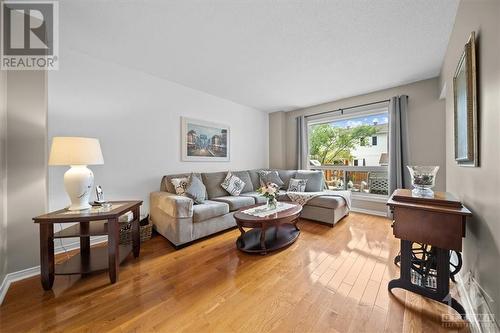 32 Whalings Circle, Stittsville, ON - Indoor Photo Showing Living Room