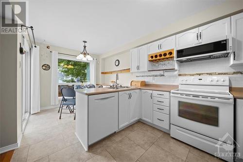 32 Whalings Circle, Stittsville, ON - Indoor Photo Showing Kitchen