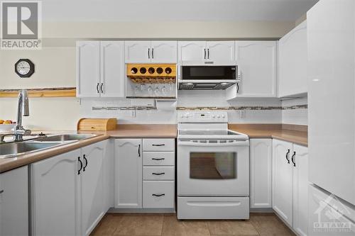 32 Whalings Circle, Stittsville, ON - Indoor Photo Showing Kitchen With Double Sink