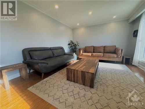 28 Greenboro Crescent, Ottawa, ON - Indoor Photo Showing Living Room