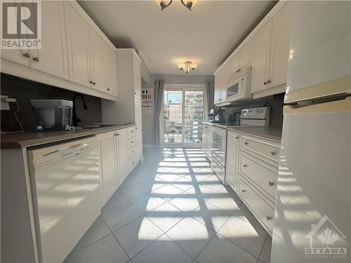 28 Greenboro Crescent, Ottawa, ON - Indoor Photo Showing Kitchen