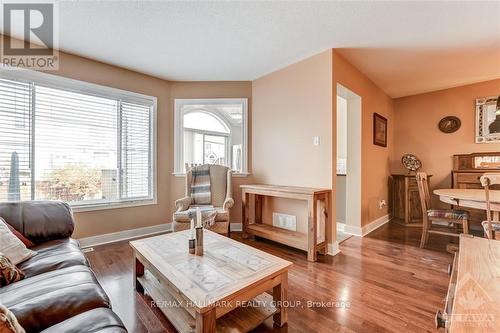 130 Landover Crescent, Ottawa, ON - Indoor Photo Showing Living Room