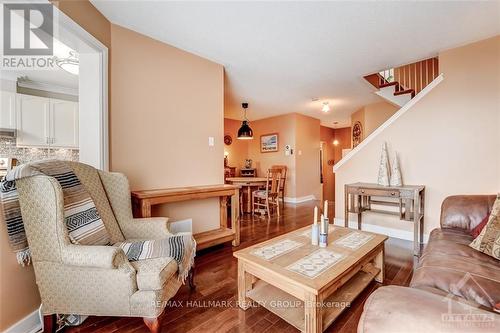 130 Landover Crescent, Ottawa, ON - Indoor Photo Showing Living Room