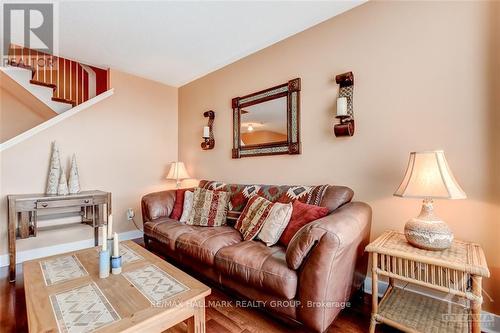 130 Landover Crescent, Ottawa, ON - Indoor Photo Showing Living Room