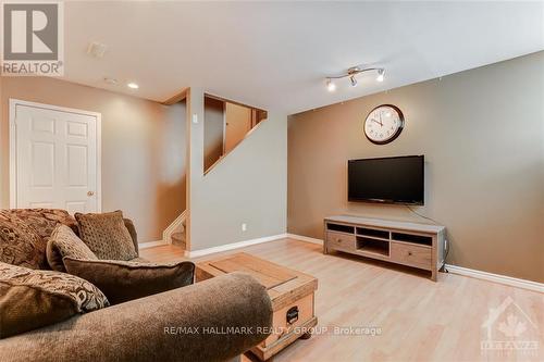 130 Landover Crescent, Ottawa, ON - Indoor Photo Showing Living Room