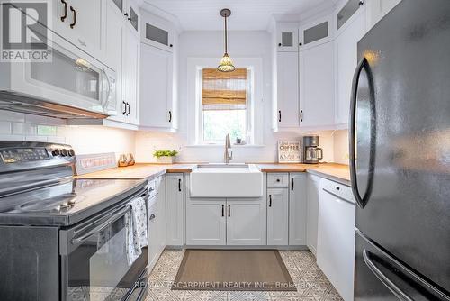 8269 Willoughby Drive, Niagara Falls, ON - Indoor Photo Showing Kitchen