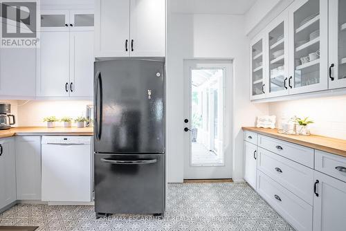 8269 Willoughby Drive, Niagara Falls, ON - Indoor Photo Showing Kitchen