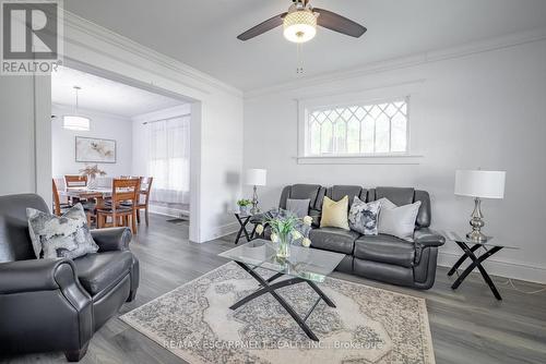 8269 Willoughby Drive, Niagara Falls, ON - Indoor Photo Showing Living Room