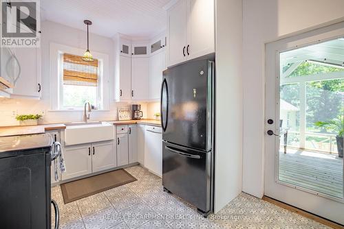 8269 Willoughby Drive, Niagara Falls, ON - Indoor Photo Showing Kitchen