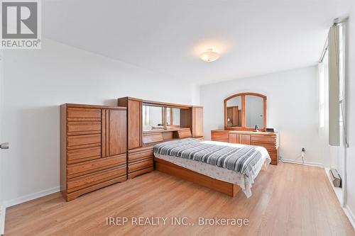 1201 - 2323 Confederation Parkway, Mississauga, ON - Indoor Photo Showing Bedroom