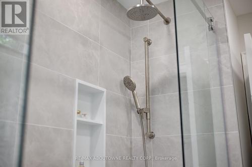 2435 Cyprus Avenue, Burlington, ON - Indoor Photo Showing Bathroom