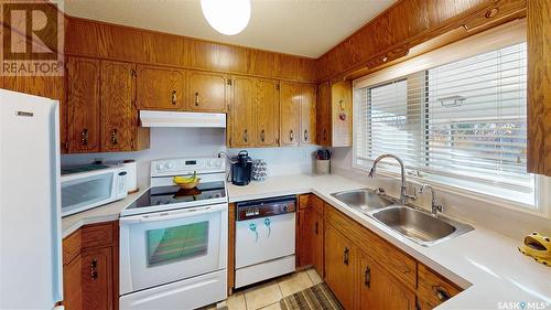 47 Minot Drive, Regina, SK - Indoor Photo Showing Kitchen With Double Sink