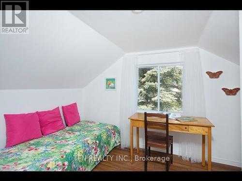 2829 25Th Side Road, Innisfil, ON - Indoor Photo Showing Bedroom