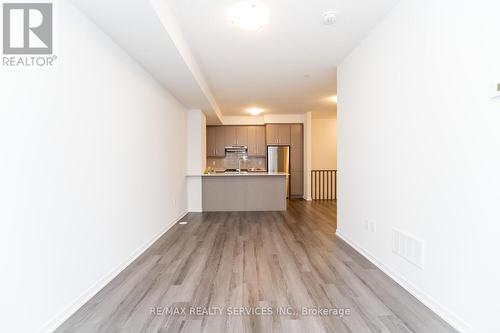 Th 305 - 130 Honeyscrisp Crescent, Vaughan, ON - Indoor Photo Showing Kitchen