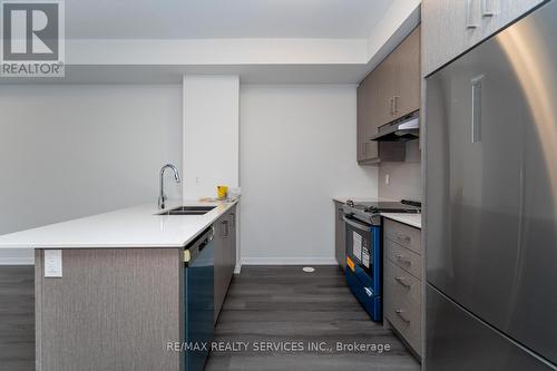 Th 305 - 130 Honeyscrisp Crescent, Vaughan, ON - Indoor Photo Showing Kitchen With Double Sink With Upgraded Kitchen