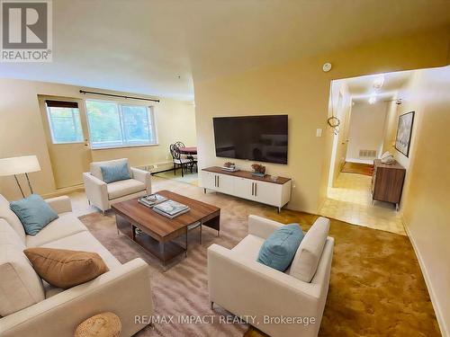 305 - 936 Glen Street, Oshawa, ON - Indoor Photo Showing Living Room