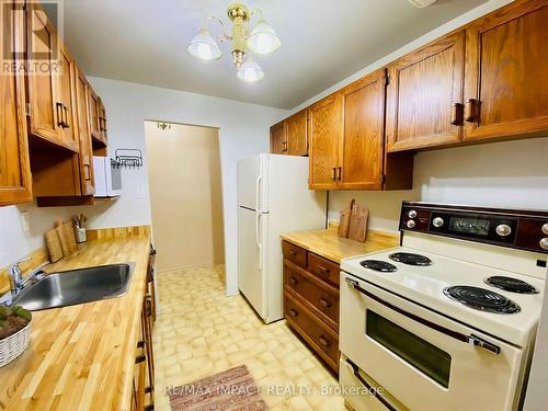 305 - 936 Glen Street, Oshawa, ON - Indoor Photo Showing Kitchen