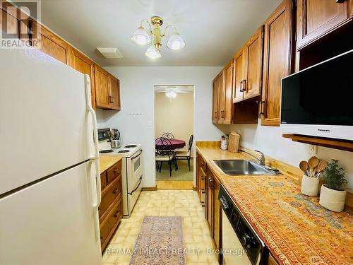 305 - 936 Glen Street, Oshawa, ON - Indoor Photo Showing Kitchen