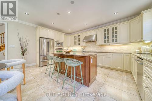 18 Skyline Trail, King, ON - Indoor Photo Showing Kitchen With Upgraded Kitchen