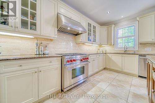 18 Skyline Trail, King, ON - Indoor Photo Showing Kitchen With Upgraded Kitchen