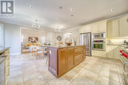 18 Skyline Trail, King, ON - Indoor Photo Showing Kitchen With Stainless Steel Kitchen With Upgraded Kitchen