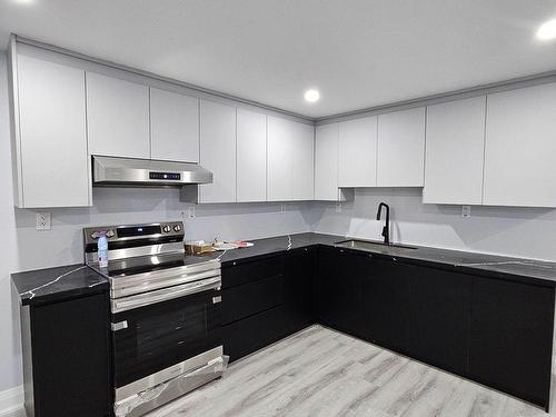 Bsmt-24 Mount Royal Circ, Brampton, ON - Indoor Photo Showing Kitchen