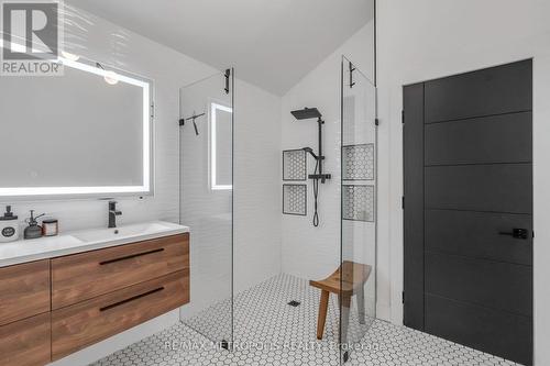 477 Fairview Street, Wilmot, ON - Indoor Photo Showing Bathroom