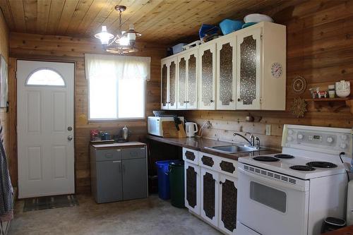 32 Birch Crescent, Grindstone Provincial Pk, MB - Indoor Photo Showing Kitchen