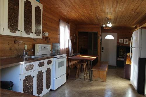 32 Birch Crescent, Grindstone Provincial Pk, MB - Indoor Photo Showing Kitchen