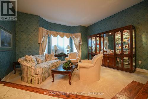 35 Donwoods Court, Brampton, ON - Indoor Photo Showing Living Room