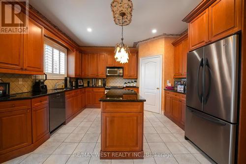 35 Donwoods Court, Brampton, ON - Indoor Photo Showing Kitchen