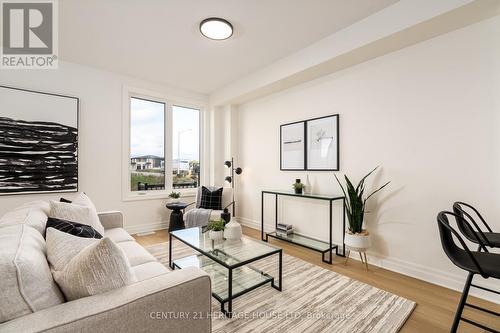 7479 Splendour Drive, Niagara Falls, ON - Indoor Photo Showing Living Room