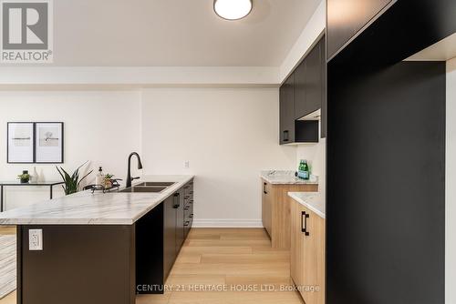 7479 Splendour Drive, Niagara Falls, ON - Indoor Photo Showing Kitchen With Double Sink