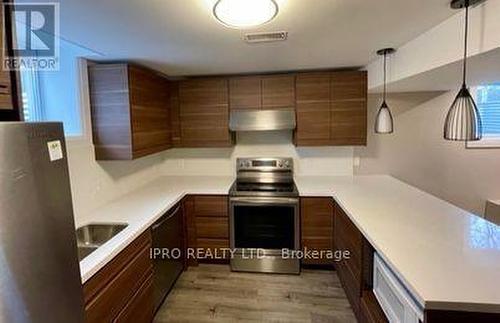 5586 Mcfarren Boulevard, Mississauga, ON - Indoor Photo Showing Kitchen