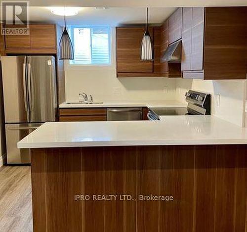 5586 Mcfarren Boulevard, Mississauga, ON - Indoor Photo Showing Kitchen With Double Sink