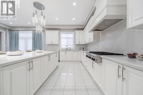 20 Falkland Road, Brampton, ON - Indoor Photo Showing Kitchen With Upgraded Kitchen