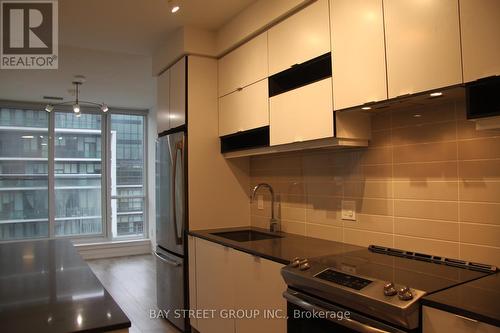 517 - 4065 Confederation Parkway, Mississauga, ON - Indoor Photo Showing Kitchen