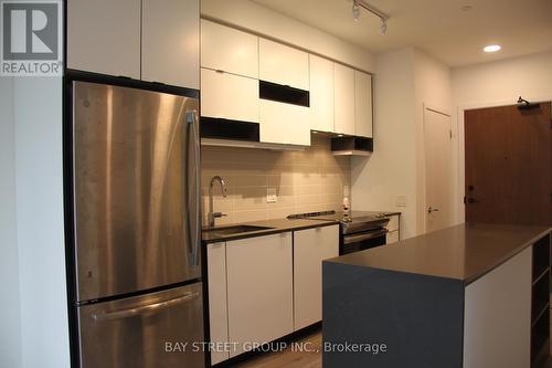 517 - 4065 Confederation Parkway, Mississauga, ON - Indoor Photo Showing Kitchen With Stainless Steel Kitchen