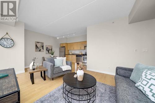 5 Gordon Street, Guelph, ON - Indoor Photo Showing Living Room