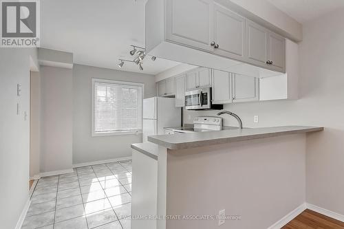 18 - 6810 Meadowvale Town Cent Circle, Mississauga, ON - Indoor Photo Showing Kitchen