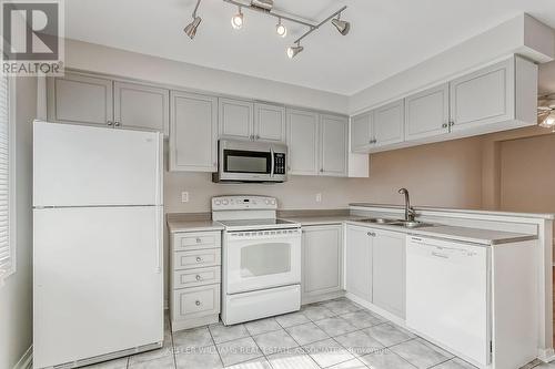 18 - 6810 Meadowvale Town Cent Circle, Mississauga, ON - Indoor Photo Showing Kitchen With Double Sink