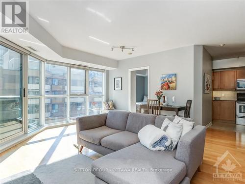 1001 - 445 Laurier Avenue W, Ottawa, ON - Indoor Photo Showing Living Room