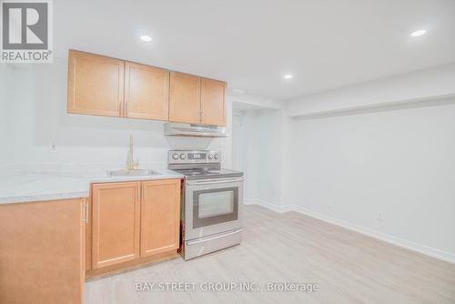 65 Davis Road, Aurora, ON - Indoor Photo Showing Kitchen