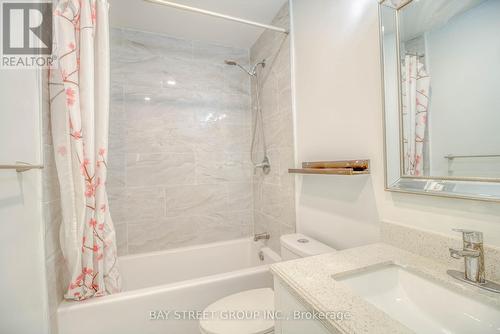 65 Davis Road, Aurora, ON - Indoor Photo Showing Bathroom