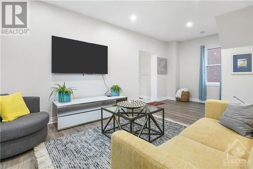 115 Division Street, Arnprior, ON - Indoor Photo Showing Living Room