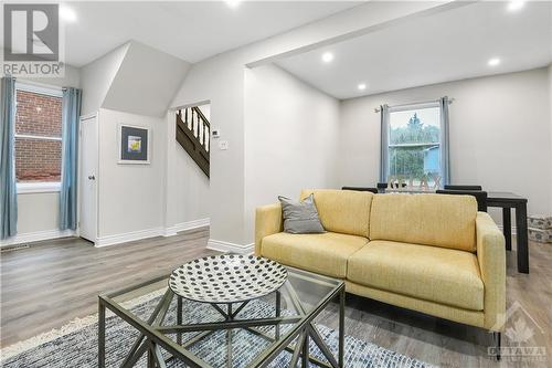 115 Division Street, Arnprior, ON - Indoor Photo Showing Living Room