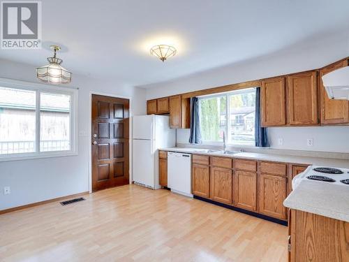 4737 Redonda Ave, Powell River, BC - Indoor Photo Showing Kitchen