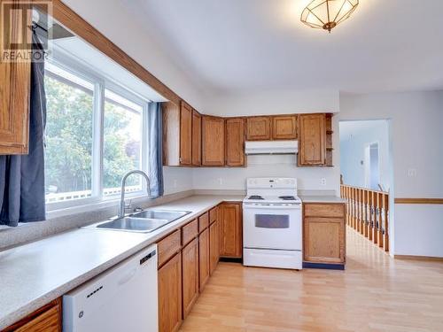 4737 Redonda Ave, Powell River, BC - Indoor Photo Showing Kitchen With Double Sink